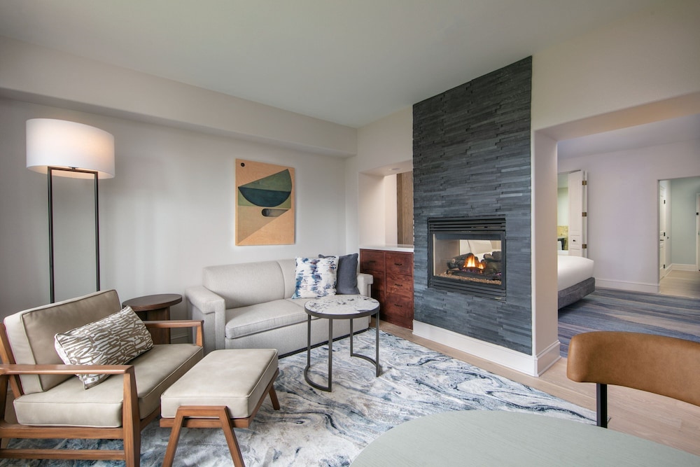 Junior Suite, 1 King Bed with Sofa bed, Fireplace - Photo 3
