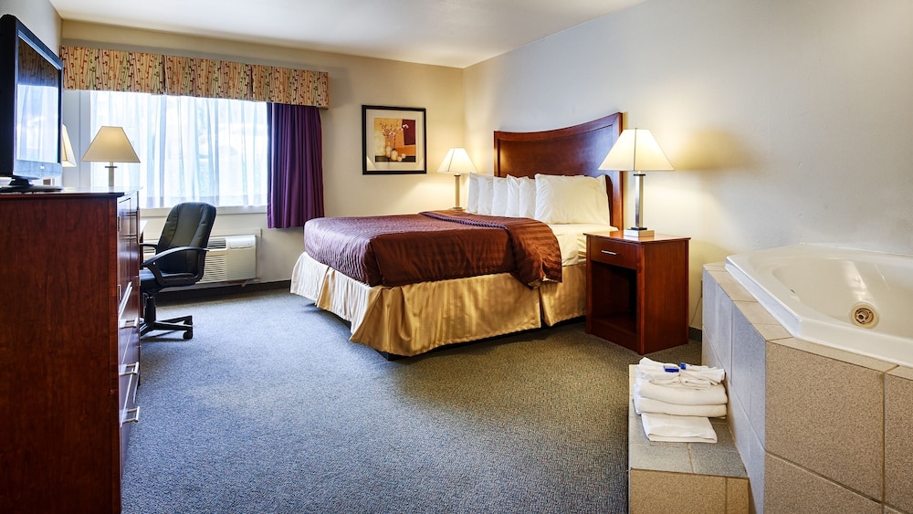 Standard Room, 1 King Bed, Non Smoking, Jetted Tub - Photo 1