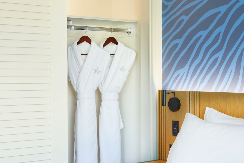 Room, 1 King Bed, City View - Photo 3