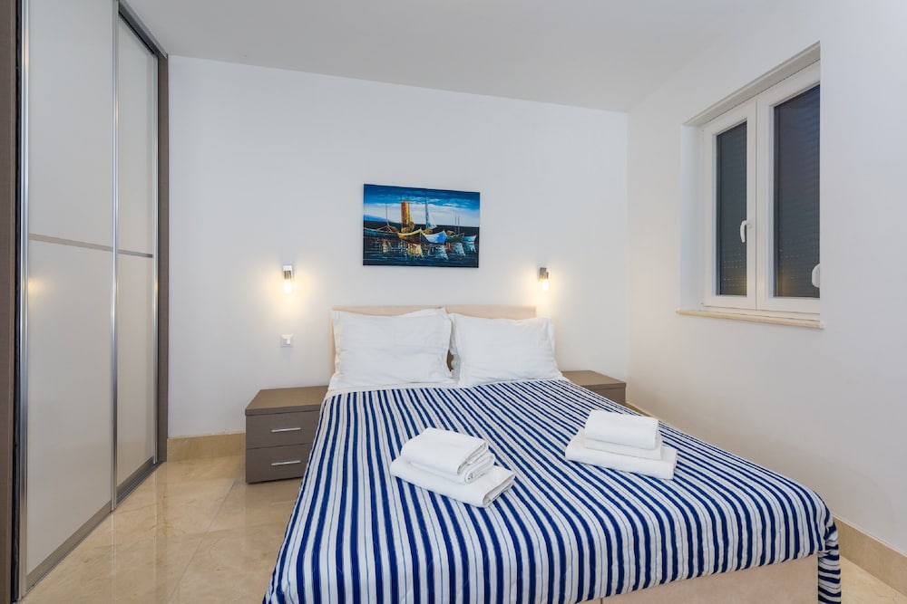 Apartment(First Floor), 2 bedrooms, Balcony, Seaview
