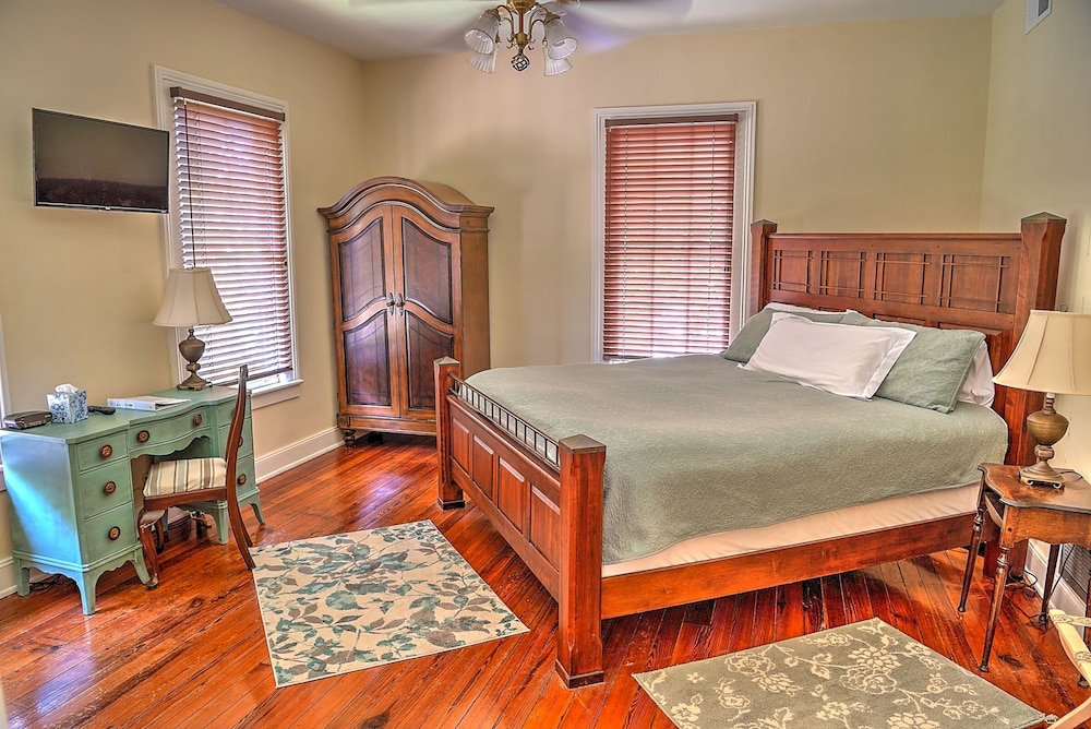 Comfort Room, Canal View