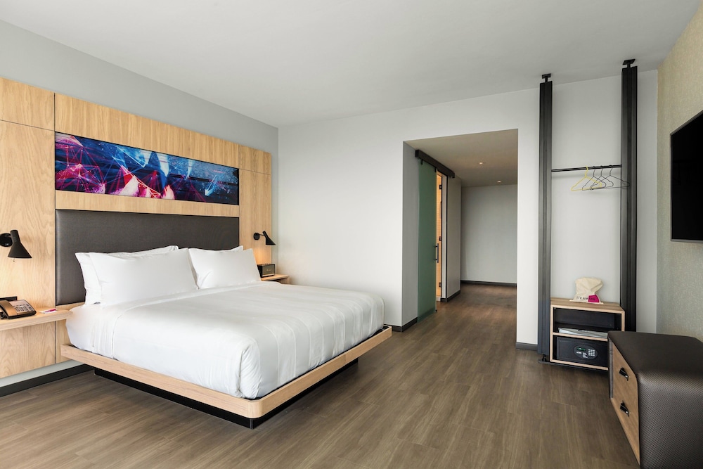 Room, 1 King Bed, City View, Corner (Mobility Accessible, Roll-in Shower) photo 2