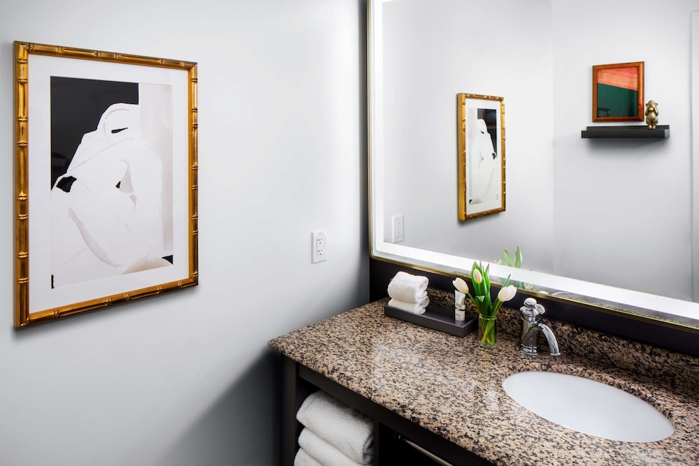 Ellis Square Suite - Photo 3
