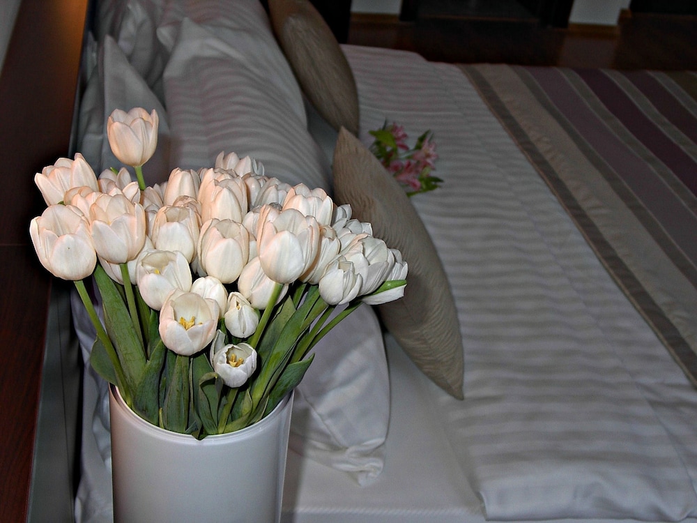 Single Room, 1 Queen Bed (10% off in nearby restaurant) photo 3
