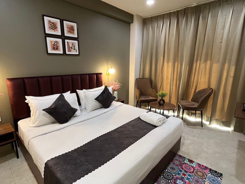 Superior Room with Balcony - Photo 14