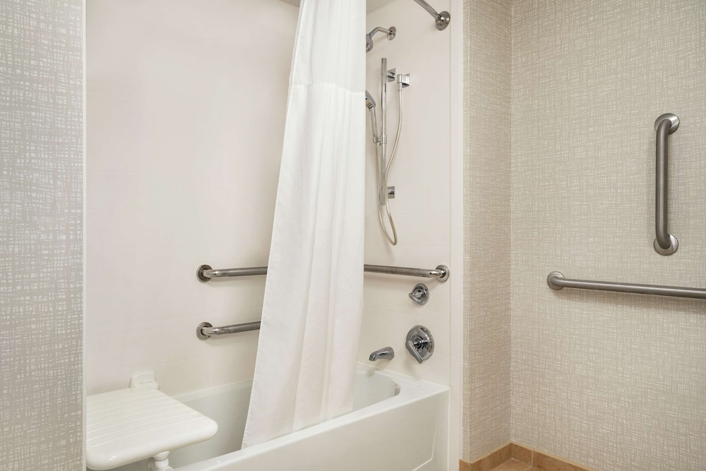 Room, 2 Queen Beds, Accessible, Bathtub (Mobility & Hearing) - Photo 4