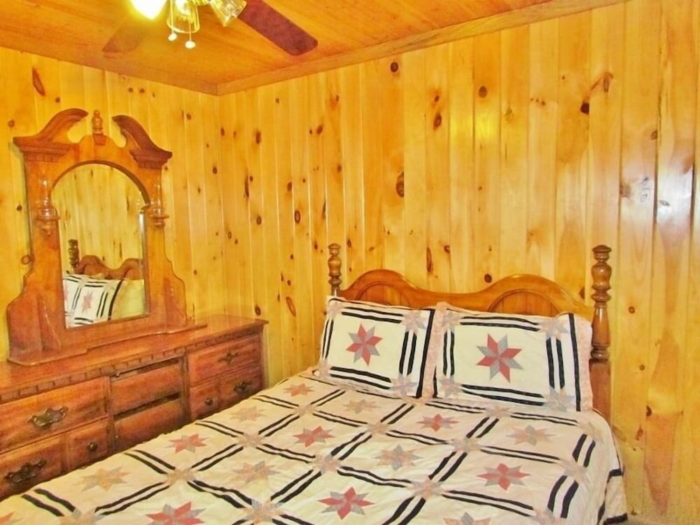 Cabin, 2 Bedrooms (No Pets) photo 2
