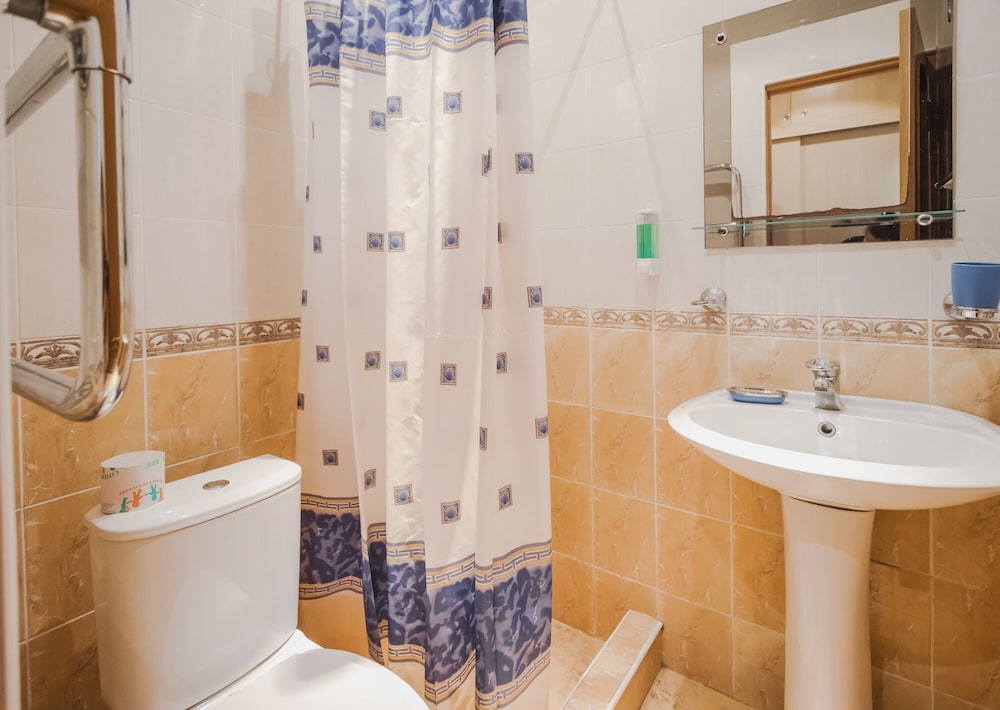 Economy Triple Room photo 3