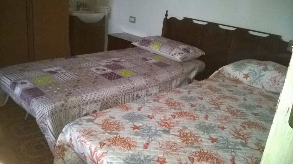 Double or Twin Room, 1 Bedroom, Shared Bathroom photo 2