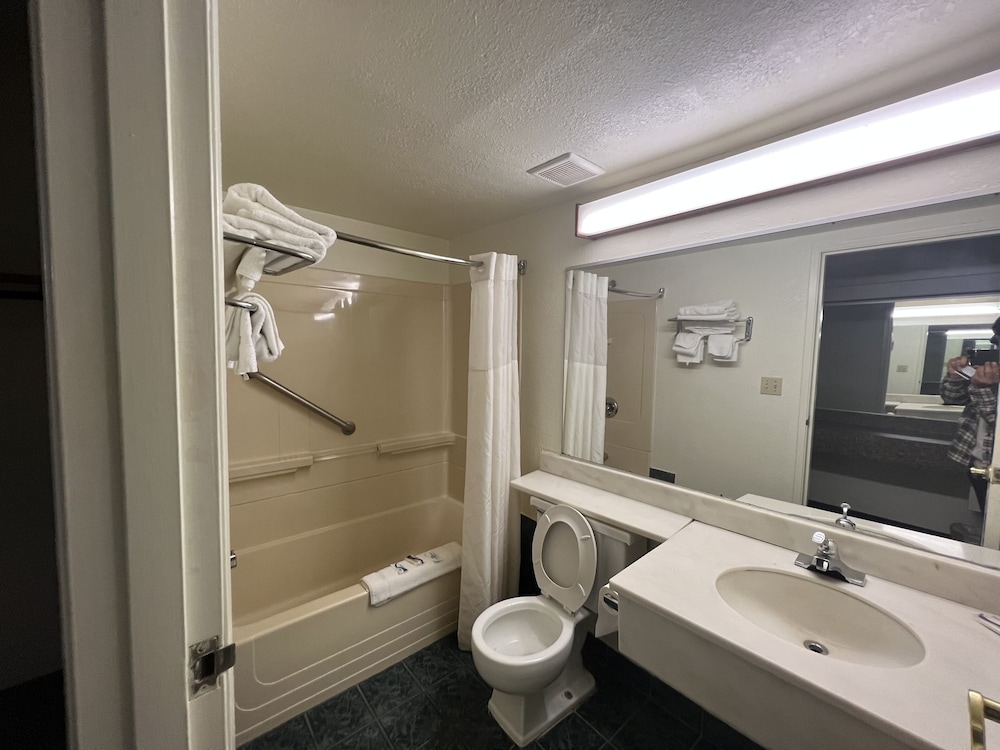 Standard Room, 1 King Bed, Jetted Tub - Photo 2