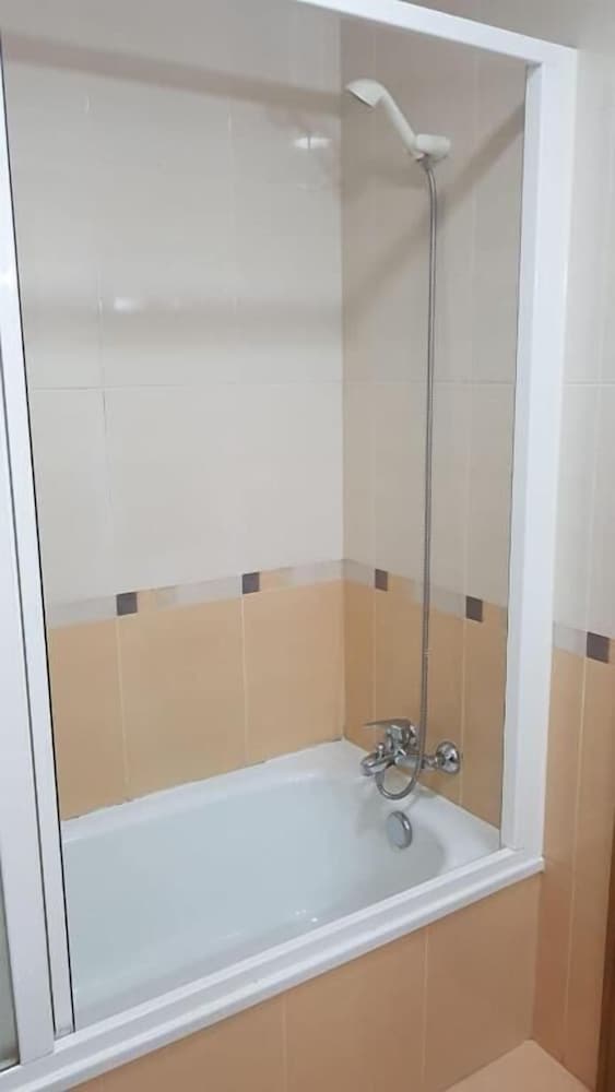 Family Room, Shared Bathroom photo 3