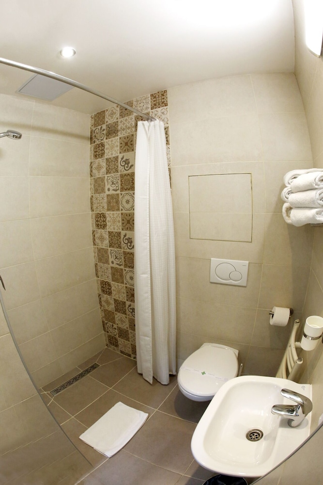 Standard Triple Room - Photo 8