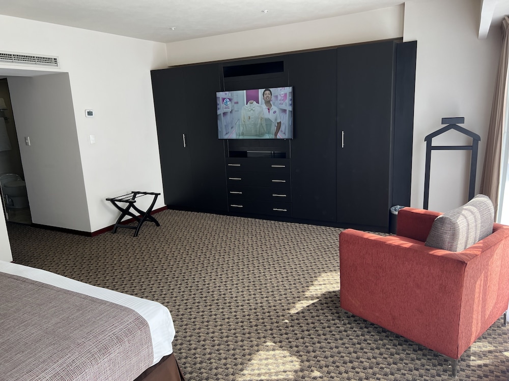 Executive Room - Photo 3