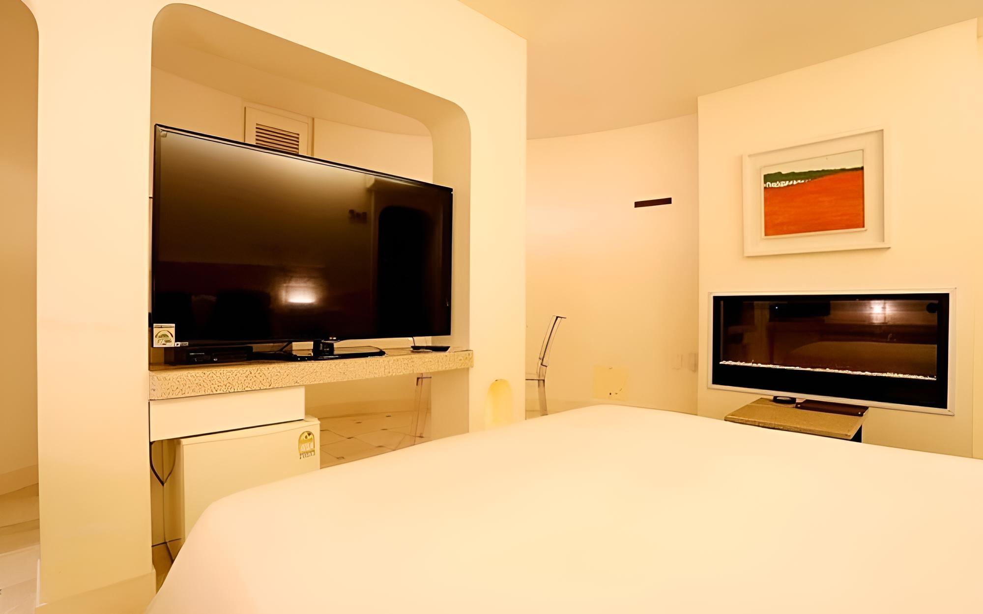 Room (VIP Royal Suite A (Netflix Disney+ Yo) photo 1