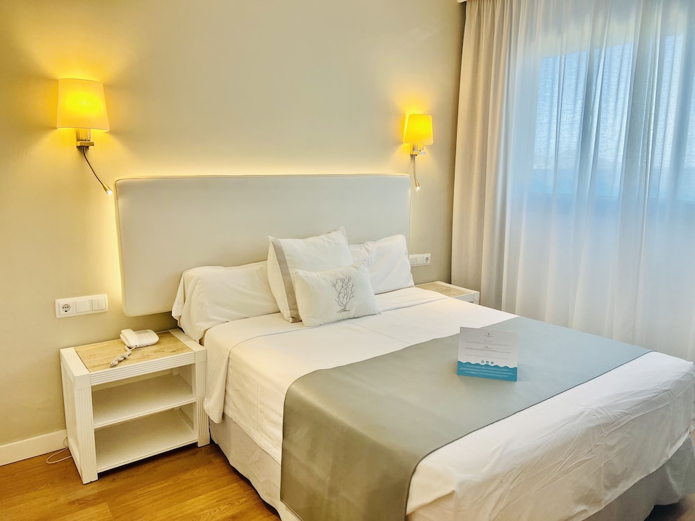 Low Cost Double Room, 1 Queen Bed (No Balcony)