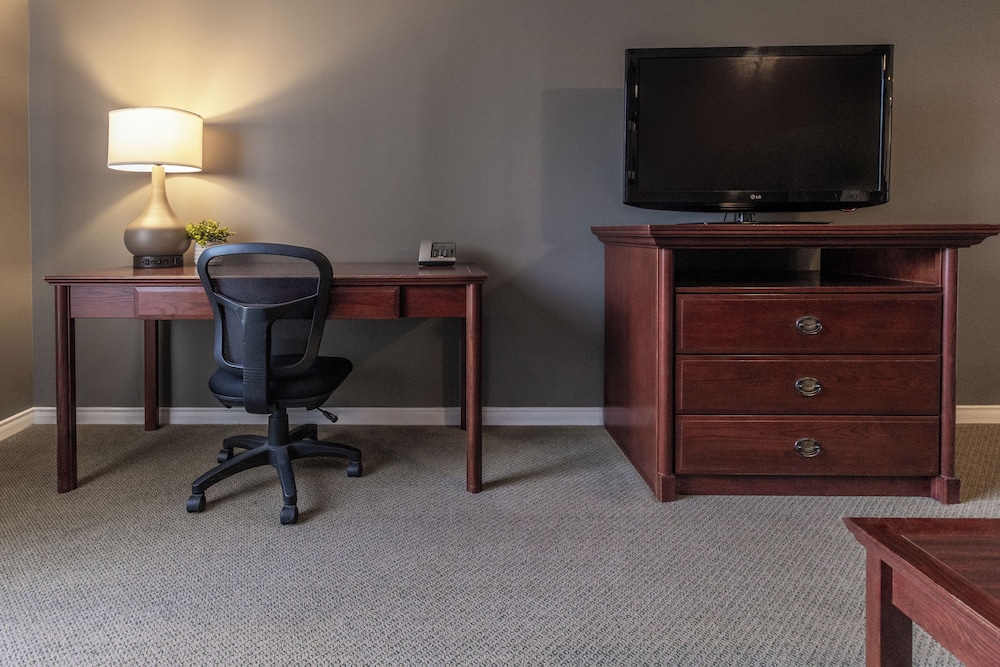 One Queen Bedroom Suite - Photo 5