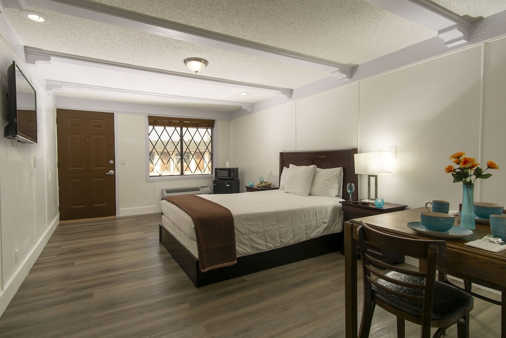 Standard Room, 1 Queen Bed, City View - Photo 5
