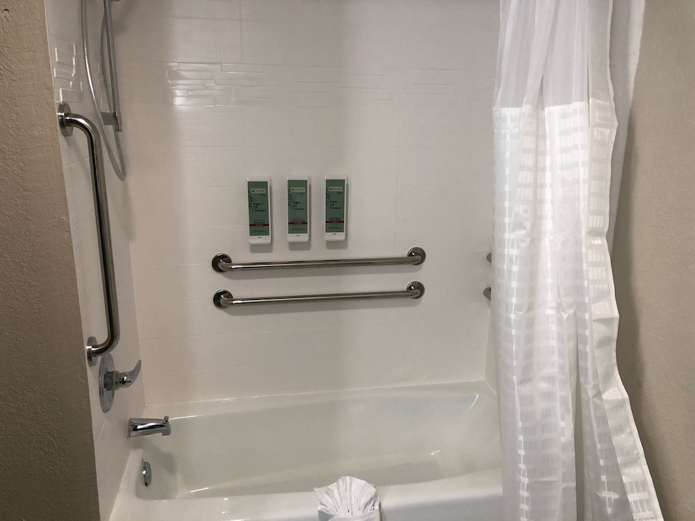 Standard Room, 2 Queen Beds, Non Smoking, Refrigerator & Microwave - Photo 7