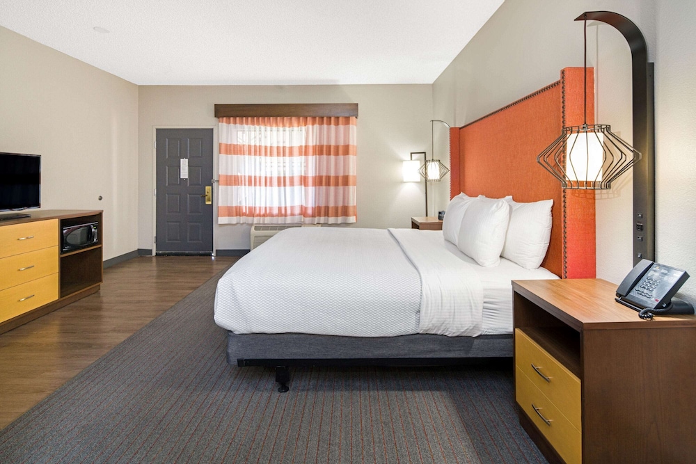 Room, 1 King Bed, Accessible, Bathtub (Mobility, Grab bars) - Photo 3