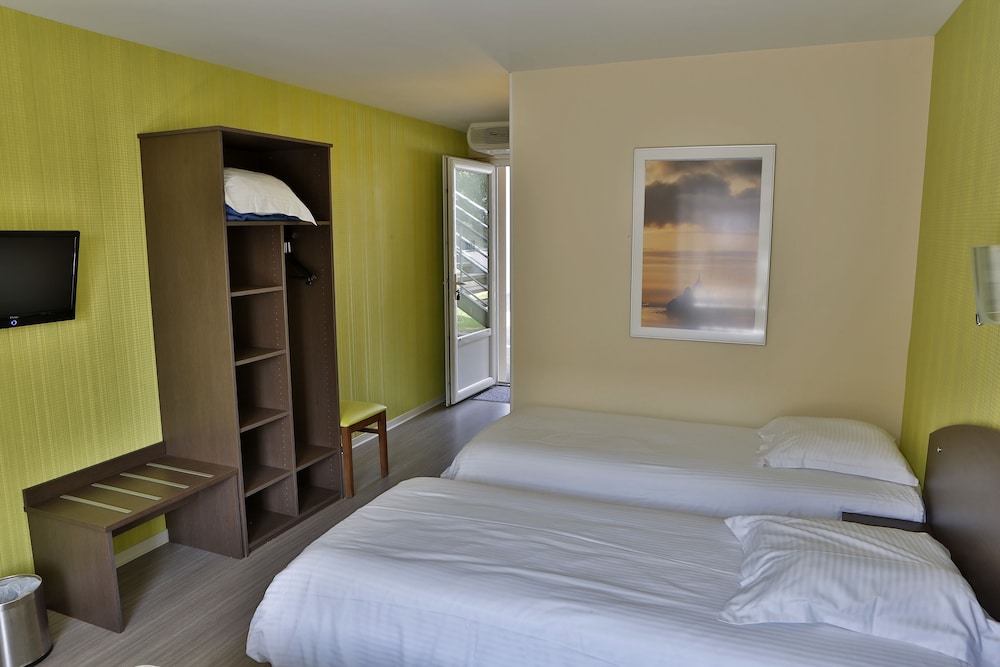 Accessible Twin Room with shower