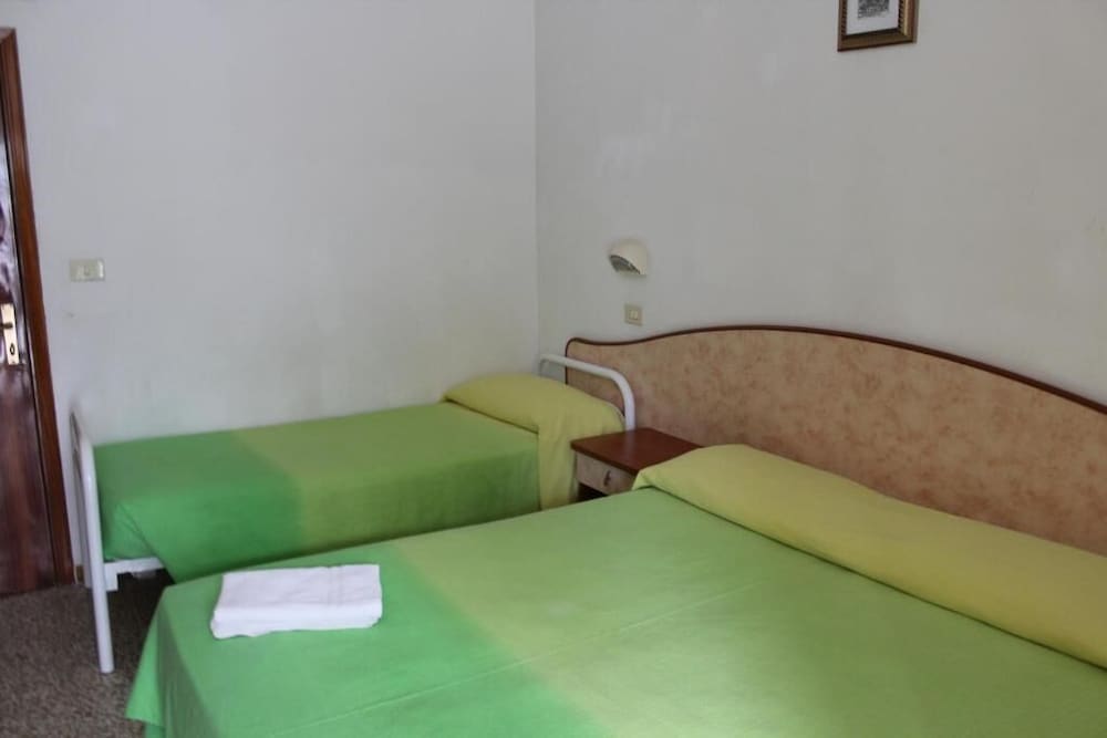 Economy Triple Room photo 1