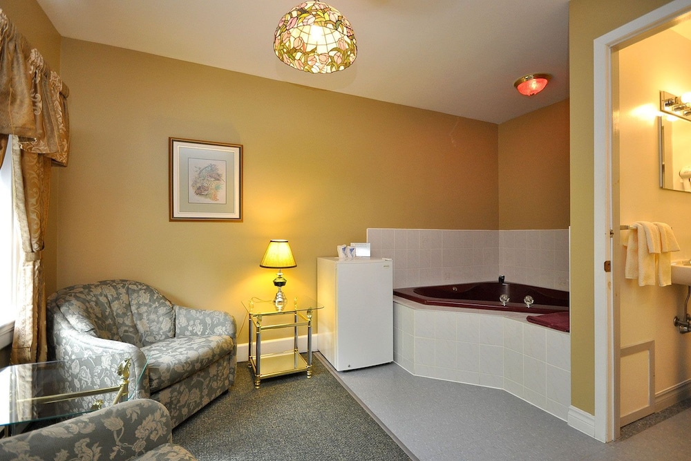 Premium Suite, 1 King Bed, Jetted Tub, Garden View photo 3