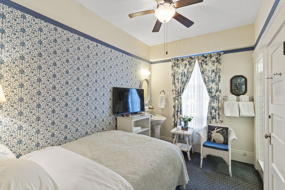 Room, 1 Double Bed (Shower and Sink, Shared Bathroom)