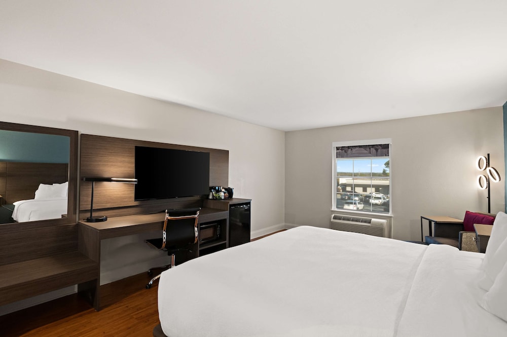 Standard Room, 1 King Bed, Non Smoking - Photo 2