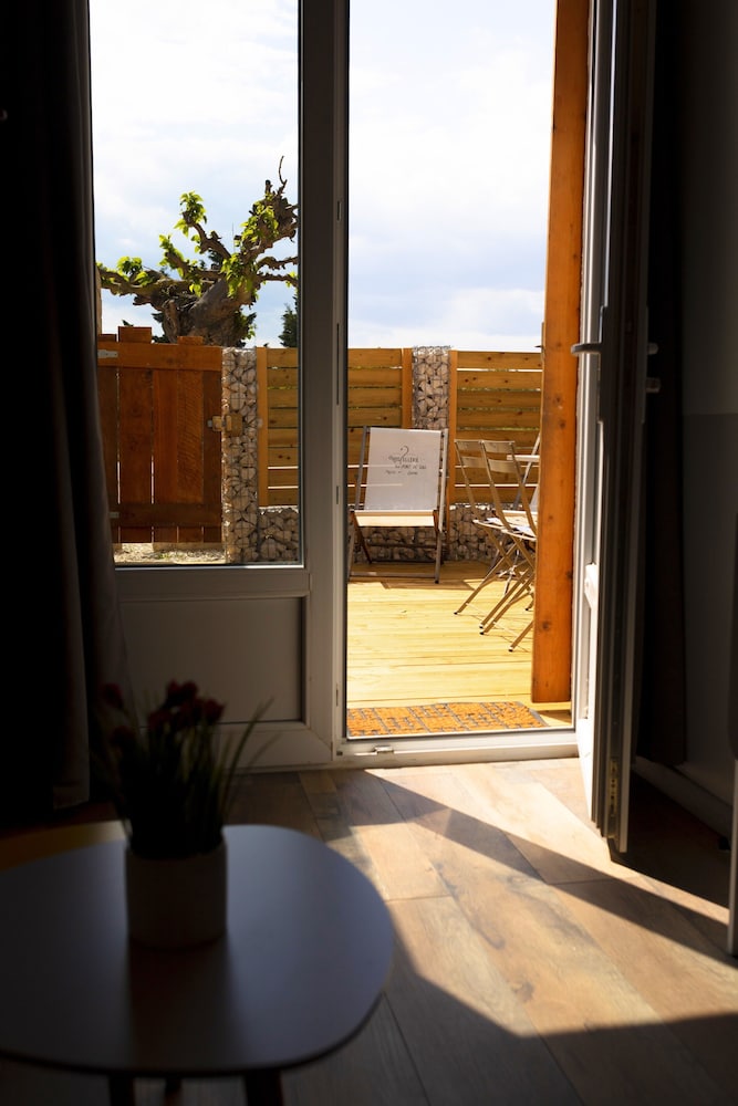 Comfort Apartment, 2 Bedrooms, Terrace photo 3