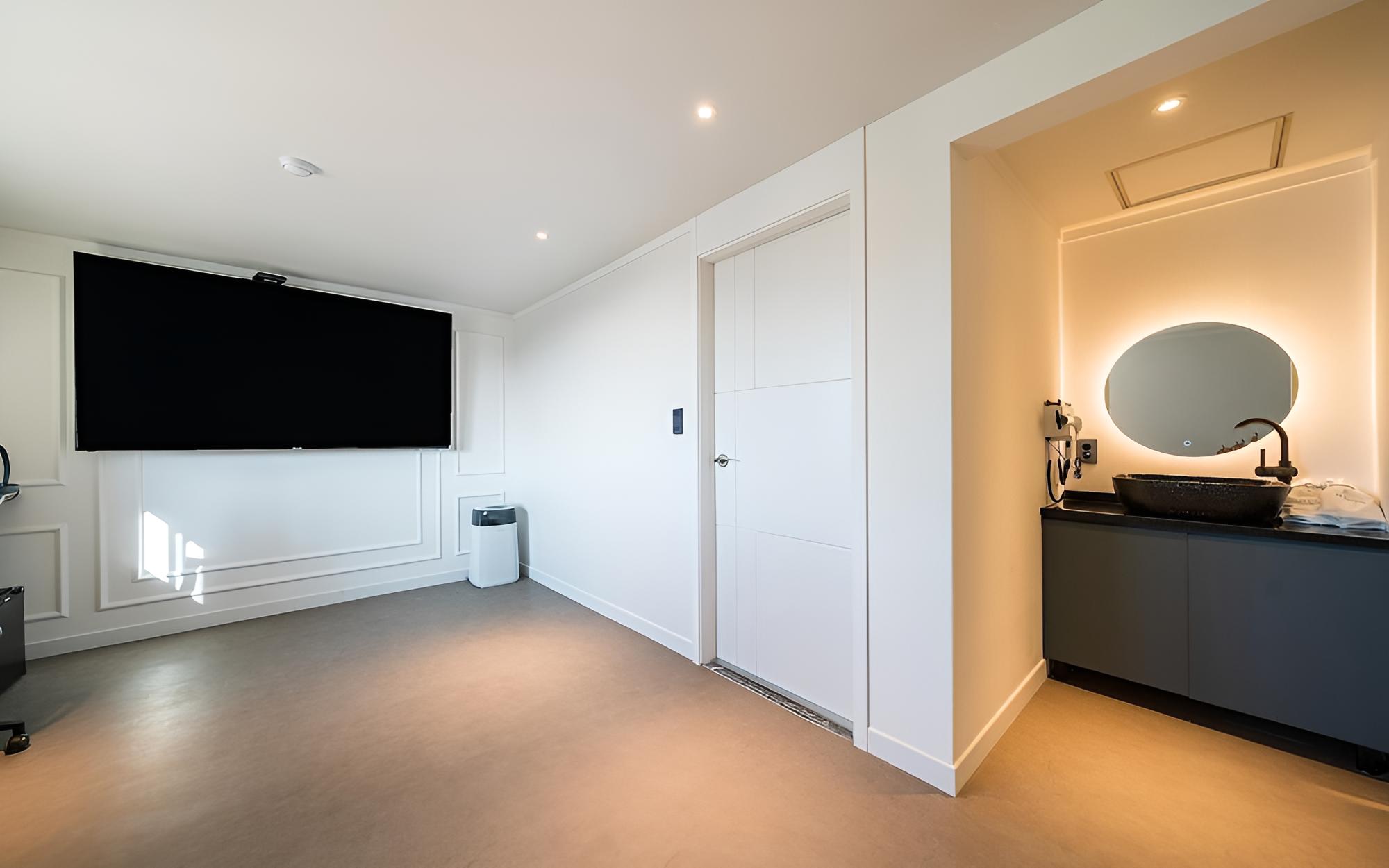 Room (Suite (movie room Smart TV 82inch Sty) photo 3