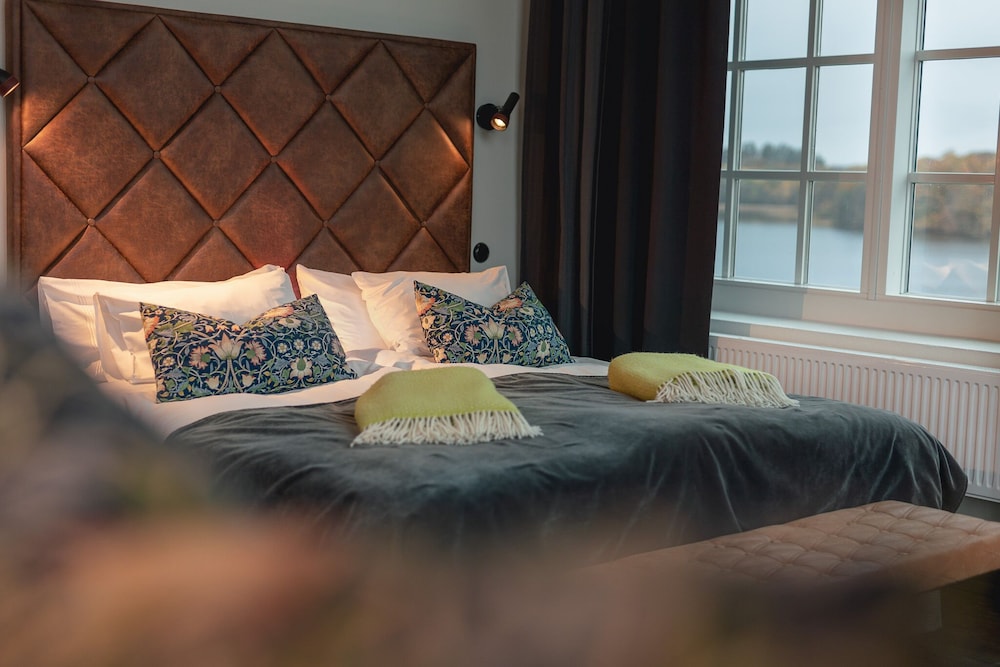 Junior Room, Lake View, Corner