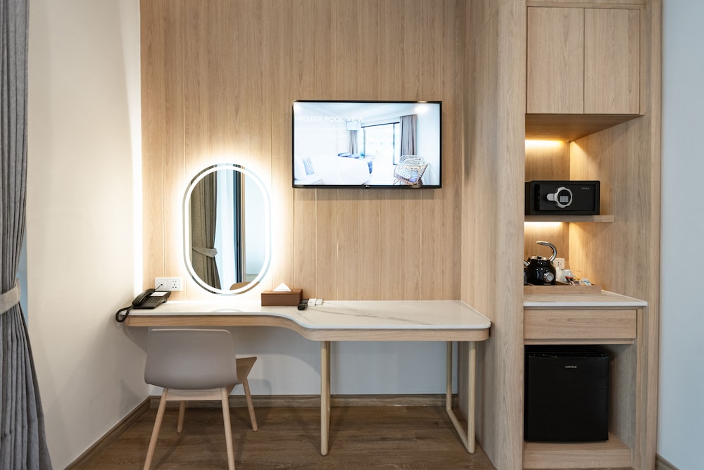 Premier Room, Bathtub - Photo 3