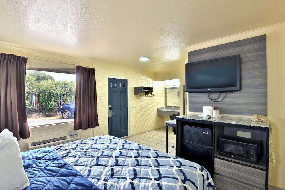 Room, 1 King Bed, Non Smoking - Photo 2