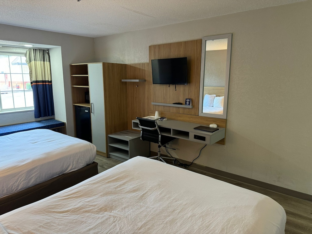 Standard Room, 2 Queen Beds, Microwave, Fridge photo 2