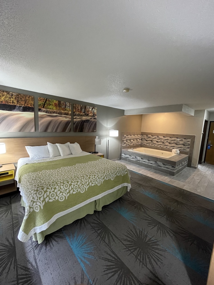 Deluxe Room, 1 King Bed, Non Smoking - Photo 3