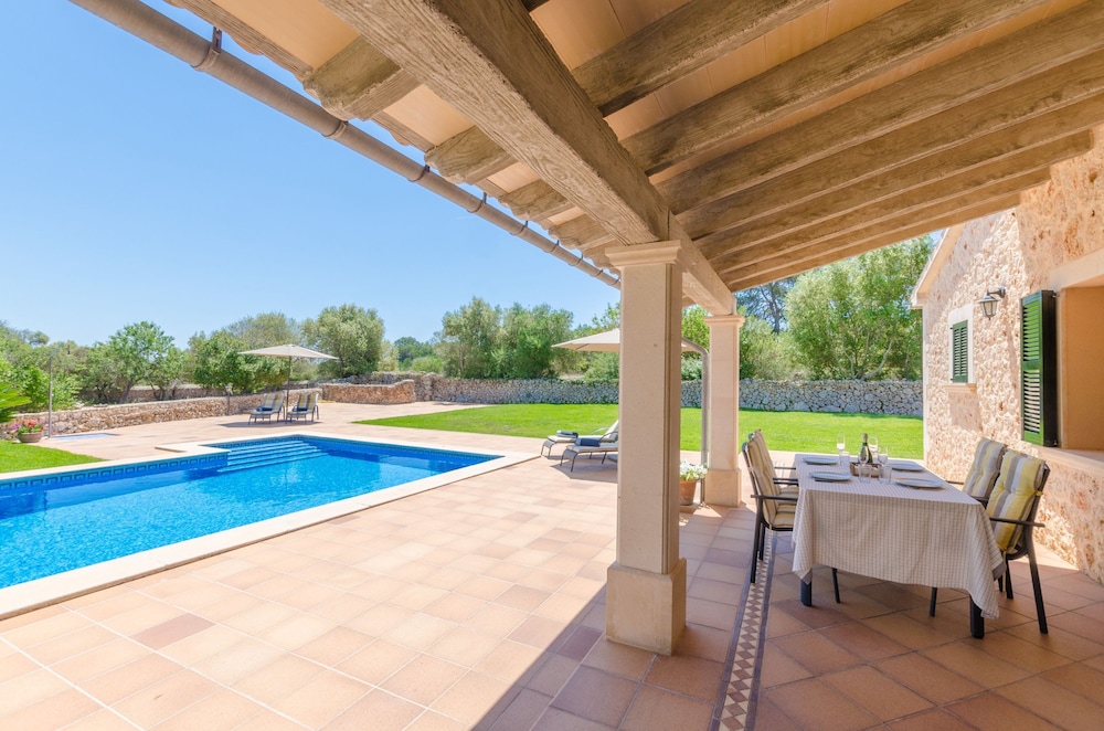 Villa photo 2