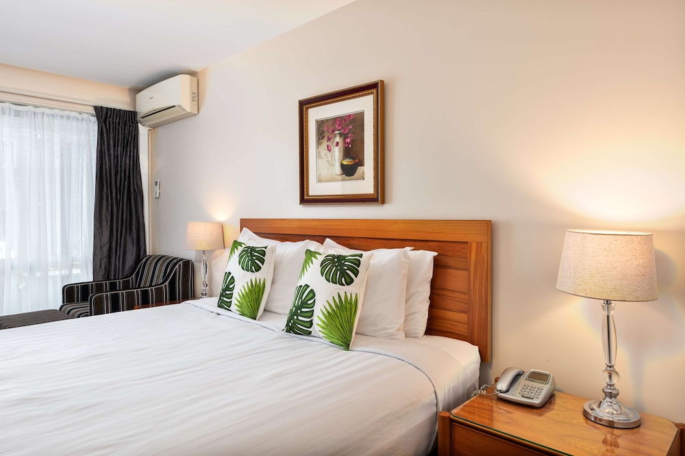 Executive King, 1King Bed, Non Smoking, Kitchenette thumbnail 5