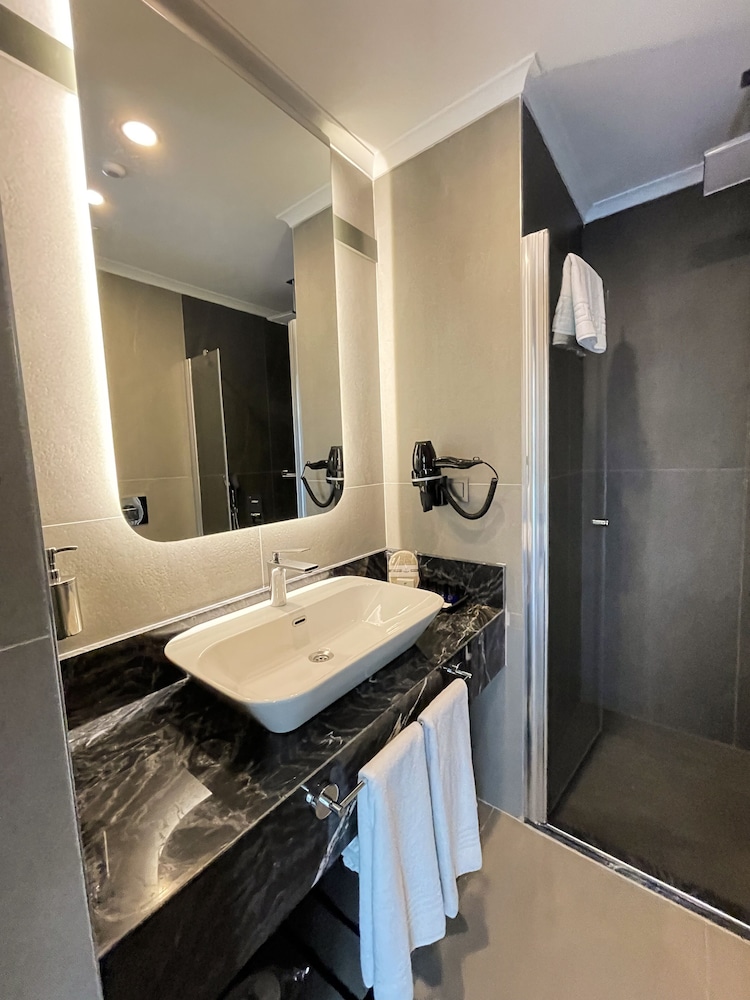 Standard Room, Multiple Beds, City View thumbnail 5