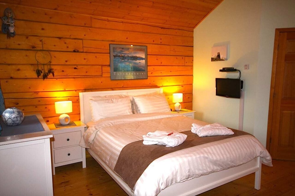 Premium Cabin, 2 Twin Beds, Ensuite, Garden Area photo 1