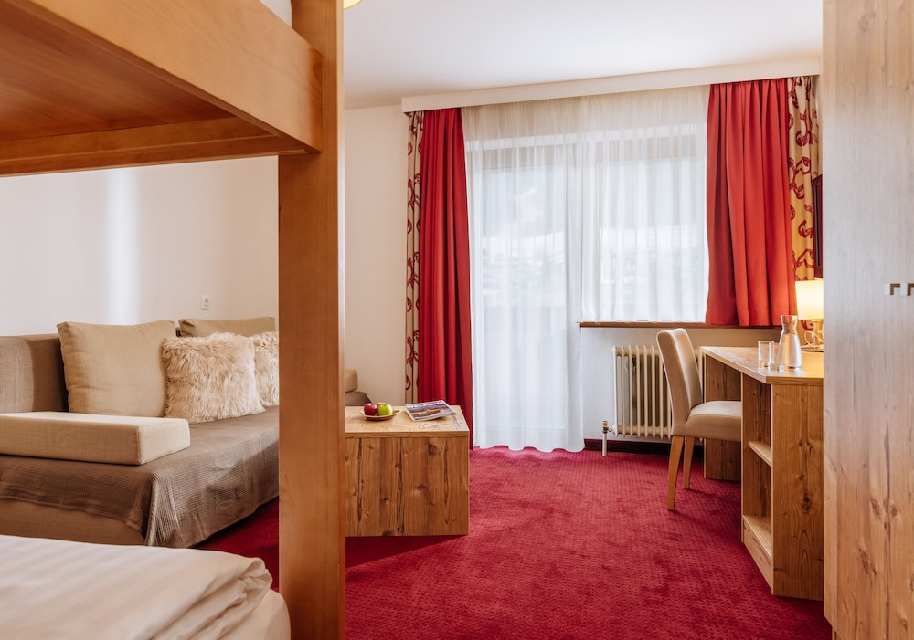 Deluxe Suite, 3 Bedrooms, Balcony, Mountain View