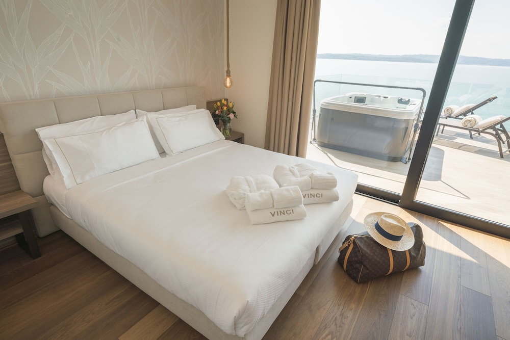 Panoramic Suite, Jetted Tub, Lake View - Photo 3