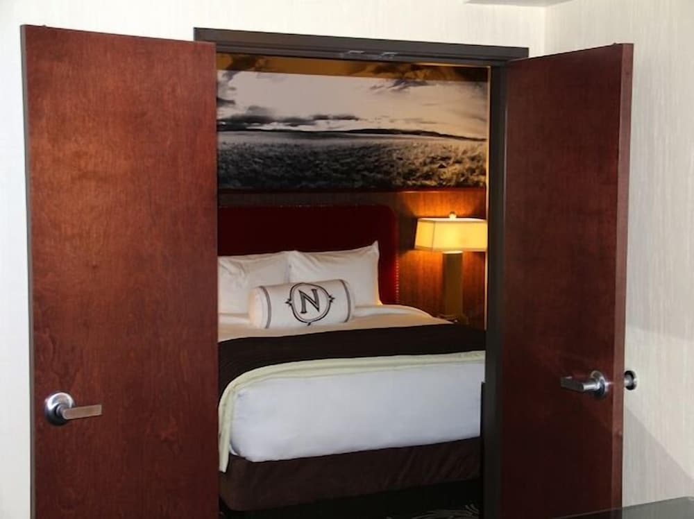 Classic Suite, 1 King Bed - Photo 3