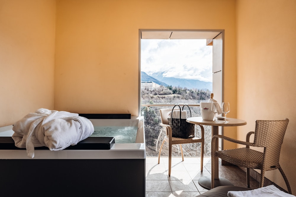 Junior Suite with outdoor Jacuzzi (Belvedere)