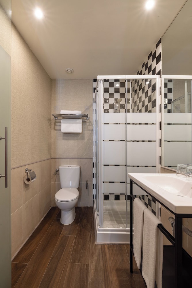 Standard Triple Room - Photo 6