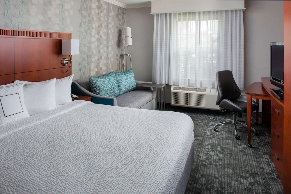 Superior Suite, 1 King Bed with Sofa bed (One Bedroom) - Photo 2