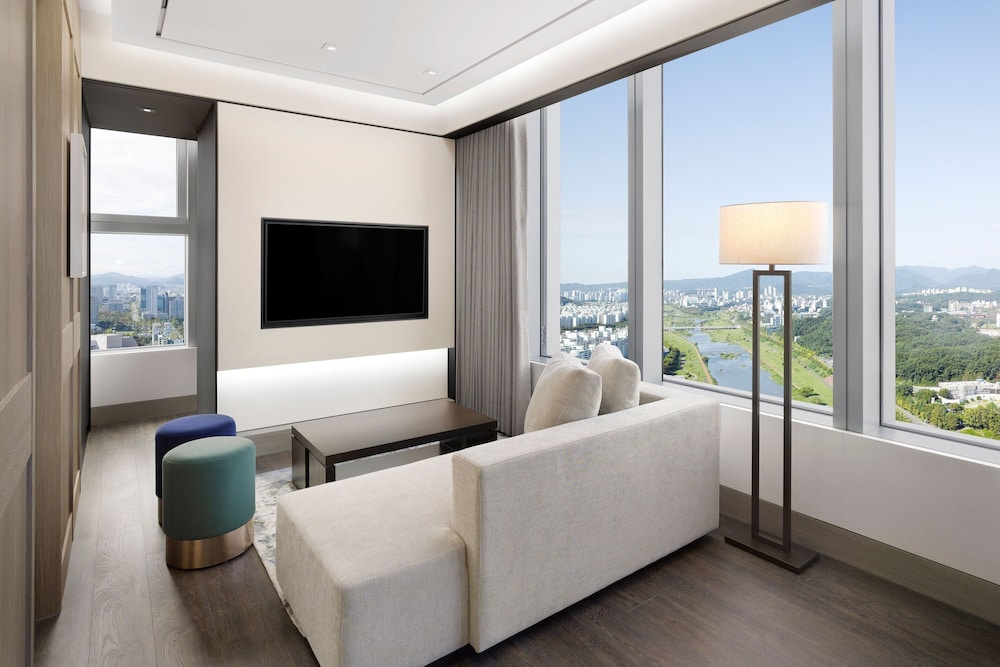 Suite, 1 King Bed, Corner (Magnolia) photo 3