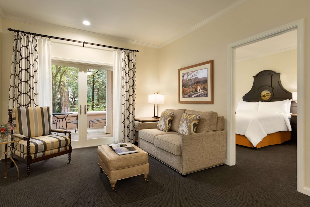 Signature Suite, 1 Bedroom (Mobility Accessible,1 King) - Photo 2