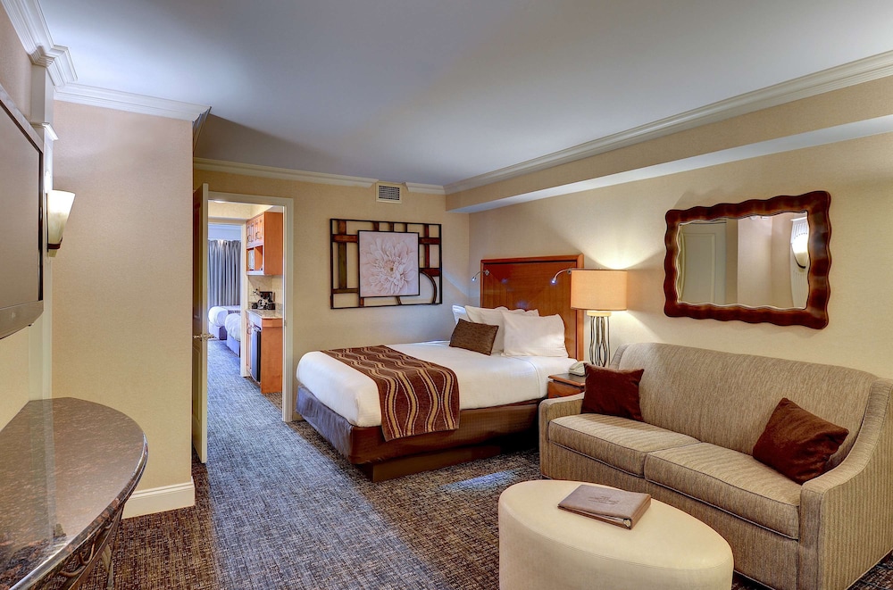 Suite, Multiple Beds, Accessible, Non Smoking (3 Queen Beds) - Photo 4