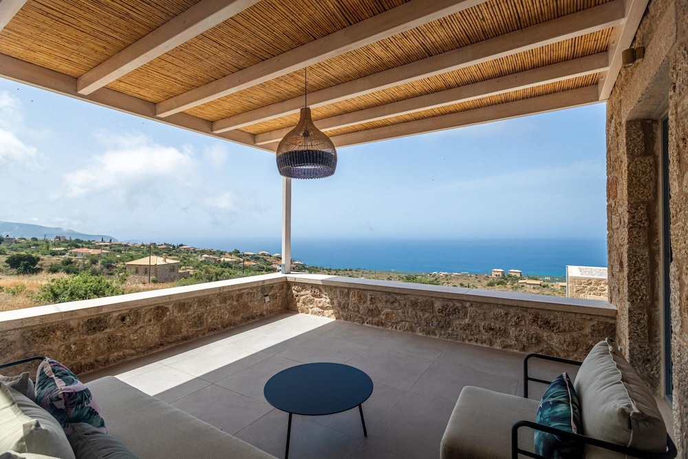 Villa, Smoking photo 3