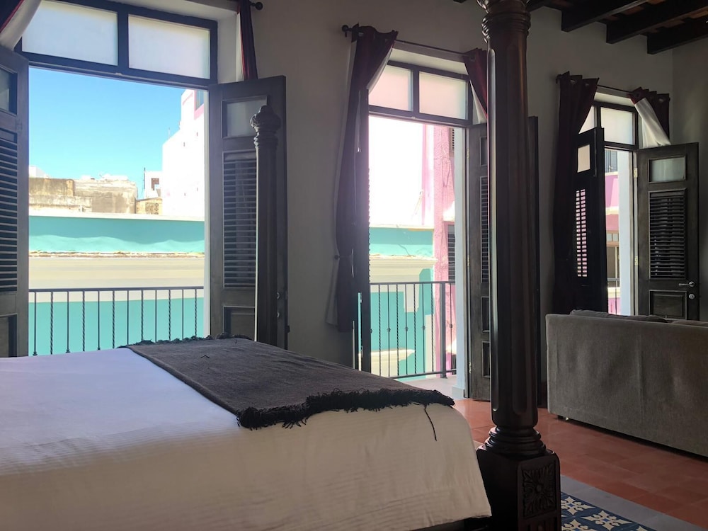 Deluxe Suite, 1 King Bed, Balcony - Photo 9